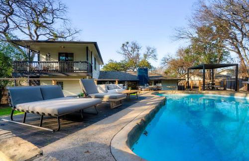 Luxury Zilker Home Pool Hot Tub and 2 Kitchens - Photo 31