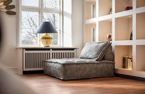 GUT KLETKAMP "Penthouse im Schloss" - Premium-Ferienwohnung mit 5 Schlafzimmern auf 400qm I Kamin I 2 Wohnzimmer I Garten & Terrasse I Wald- und Seeblick I Profi-Küche I 15 Min zur Ostsee I Parkplätze I WLAN - Foto 22