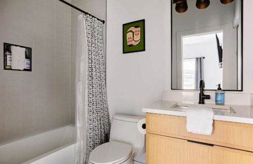 Stylish 3 Bed Retreat, Rooftop, Parking, Sleeps 10, Ensuite Baths, Bunk Room, Gourmet Kitchen, Cozy Living Space, Rooftop Views & Fire Table, Near Downtown, Distilleries & Marathon Village, 24 Hr Hospitality - Foto 24