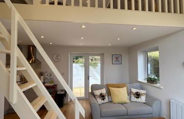 Honey Bee Cottage Tiny House Welshpool - Photo 13