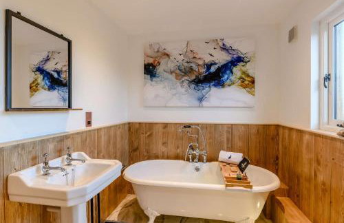 Yorkshire Dales Retreat with Hot Tub & Garden - Photo 18