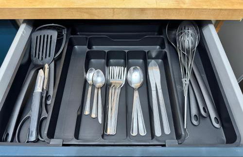 Luxury 2-Bed Apartment,Office with Built-In TV King Bed, Private Entrance and free Parking - Foto 7