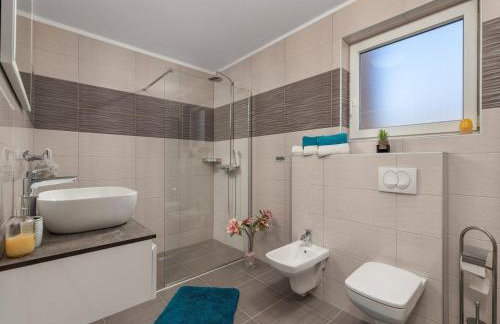 Villa Lemily - Five Bedroom with Swimming Pool - Photo 25