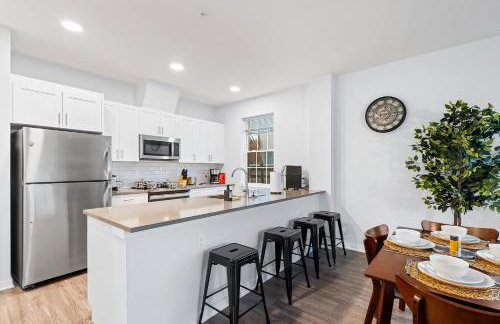 Modern 2BR 2BA Condo Sleeps 8 with Gym Laundry 20 Min to NYC - Foto 3