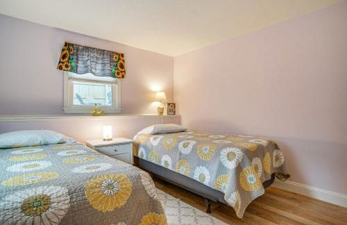 Backyard Chilling Cape Cod Home Steps to Beach - Foto 21