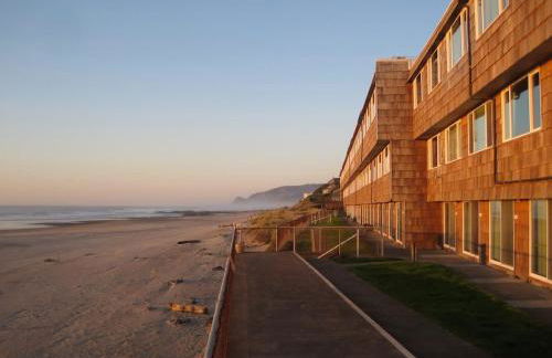 Oceanfront Suite - Top Floor - Sleeps 4 - Pool and Sauna - Foto 50