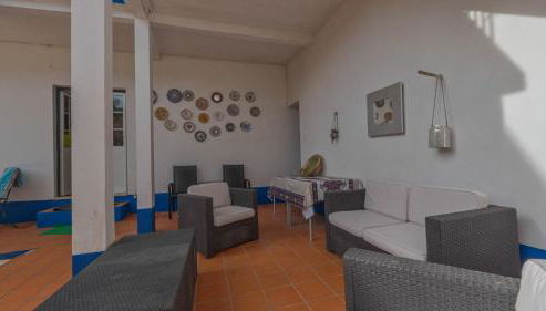 Large, converted farmhouse with pool - Photo 4