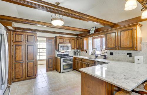 3,000-Sq-Ft Group Getaway with Pool Near Kansas City - Foto 8