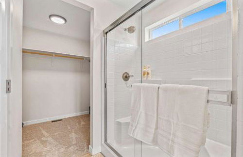 6BR Retreat with Playground Basketball & Sleeps 22 - Foto 22