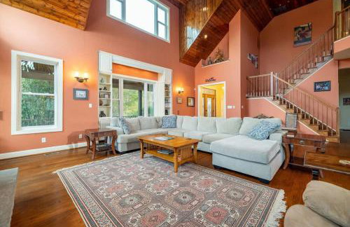 Riverbend Lodge Spacious Riverfront Home with Hot Tub Pool & Mountain view - Foto 25