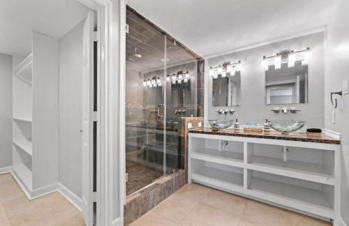 Waterfront oasis with private pool, game room, fire pit and volleyball court - Foto 62