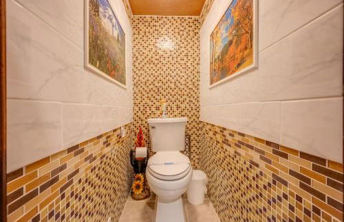 Stunning! Pocono Escape! HotTub Sauna Pool Ski Pet-Friendly Firepit Game Room Fireplace BBQ Lakes Tennis Fishing - Foto 50