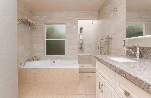 Majestic 5BR Villa with Guesthouse, Pool & Spa - Foto 19