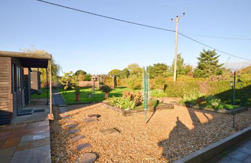 Dassia-Rural Bungalow, Dog Friendly with Hot Tub Near Gurnard - Foto 36