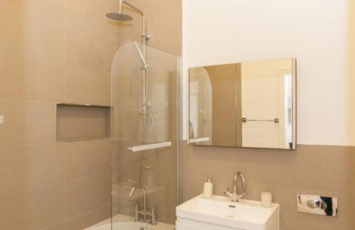 Beautiful 2 bed terrace flat close to Greenwich - Pass the Keys - Photo 11