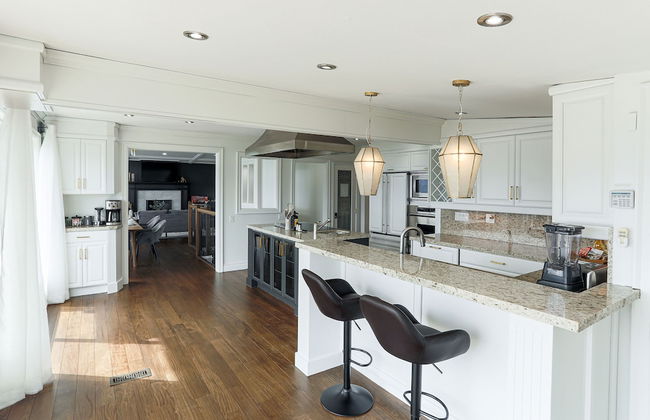 Stunning Views of the Okanagan Lake - Photo 5