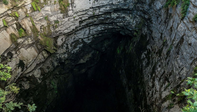 Discesa in corda doppia nella grotta El Cepillo