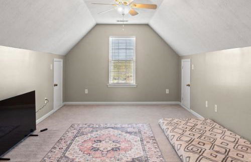 Private Fenced Yard • Sleeps 10 • Mins to Malls - Foto 33