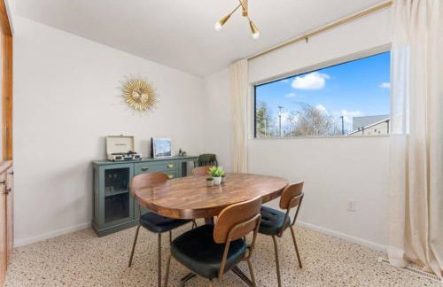 The Aspen is a mid-century modern upstairs unit. - Foto 18