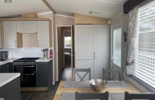 Beautiful caravan at Kent coast with wrap around decking and free WiFi sleeps 6 - Foto 14