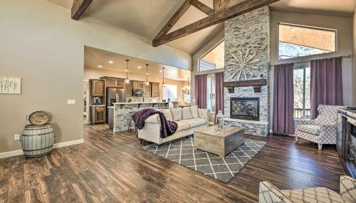 Hot Tub & Ponderosa Views! Luxe Cabin in Lakeside - Foto 1