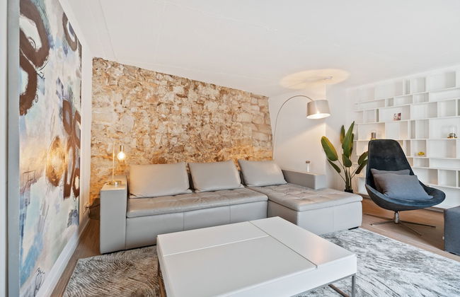 Modern Apt Old Town w Panoramic View ID4 - Photo 13