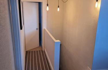 Neet Retreat - sleeps 7 next to beach - Foto 25