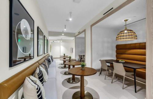 Modern Downtown Condo with Pool Gym BBQ Game Room CoWorking Spaces - Foto 44