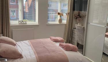 Kensington Luxury Apartment on Gated Development in Leafy edge of Chorley Town Centre - Foto 3, towels, wardrobe