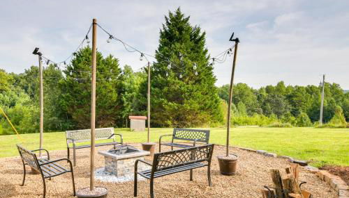 Relax Fireside! Home Less Than 1 Mi to Tryon International - Foto 2