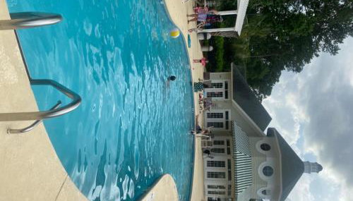 First Class Treatment Luxurious end unit Patio Pool Restaurant Bar on premises Steps away from Everything else! Spacious Condo Stocked with all You Need! - Foto 5, sunbed