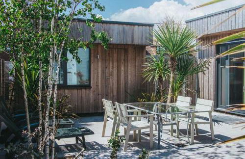 Coastal Courtyard with Hot Tub, Greatstone - Foto 1