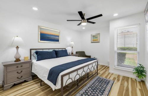 Arlington Entertainment District Home Green & White Door - Foto 25