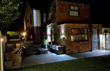 Blissful 4-Bedroom Home with Hot tub - Foto 1