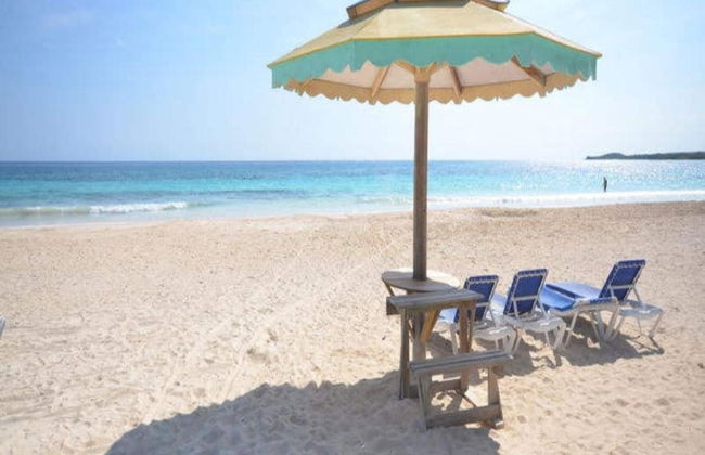 Je Suis Jamaica - 4 B R Beachfront Villa w Staff - Photo 1