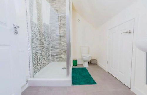 Spacious Townhouse for Contractors and Families - Photo 11