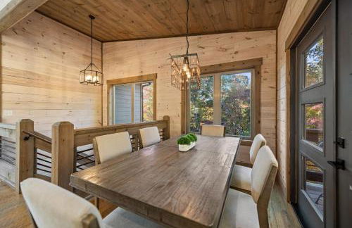 Honeysuckle Chalet - Luxe Mountain Chalet - Hot Tub, Wi-Fi, Pool Table, Party Deck, Fire Pit - 15 mins to Blue Ridge! - Foto 17