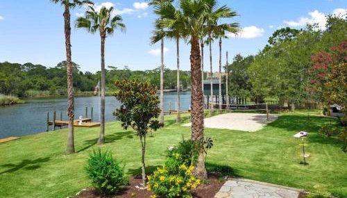 Waterfront oasis with private pool, game room, fire pit and volleyball court - Foto 2