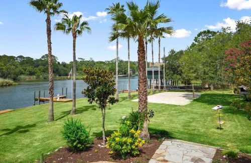Waterfront oasis with private pool, game room, fire pit and volleyball court - Foto 2
