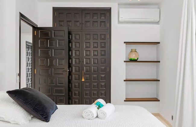 Relax in Luxury at This Stunning Seaside Villa - Photo 38