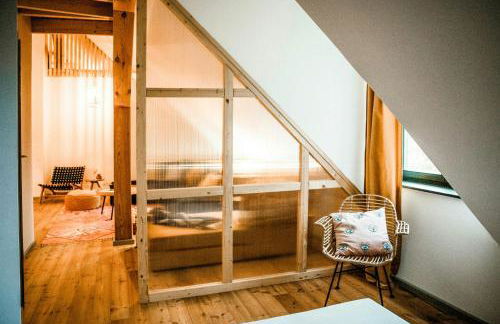 Designer Apartment In Historic Pond House - Photo 8