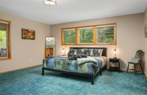 Iron Mountain - Spacious Secluded Lodge with Hot Tub & Game Room - Photo 32