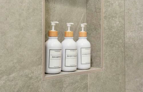 Modern 2BR2BA Condo Free Parking and Balcony - Foto 34