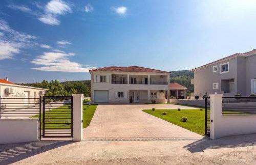 VILLA ALMIC with heated pool, 5 bedrooms, Gaming room, a multi-use playground court - Photo 11