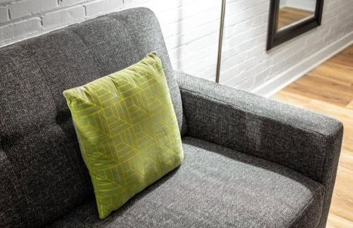 BOLD 2BR 2BA In The Block Apartment by CozySuites! - Foto 6