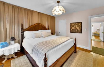 Romantic escape, hot tub, fireplace, massage room! - Foto 28