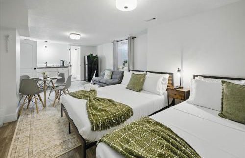 Family Spacious 5BR Retreat w Game Filled Basement Suite - Foto 44