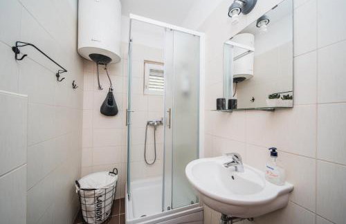 Violet Red Yellow Apartments - Foto 9