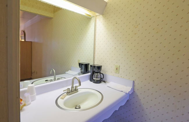 Hotel O Relax Inn Lewisburg near I-64 - Photo 16