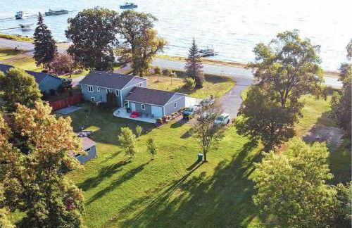 Modern Home on Mille Lacs Lake! Amazing yard and game-room! - Foto 9